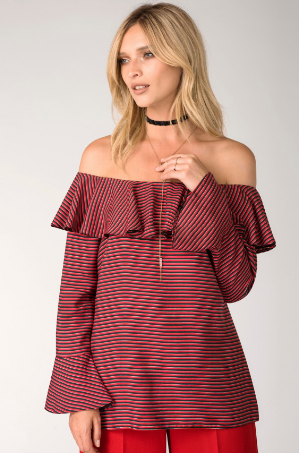 Blus off shoulder dengan detail ruffle di leher